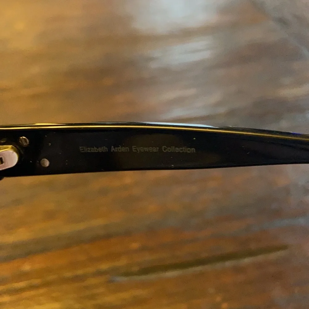 Elizabeth Arden EA-5138 Sunglasses - Picture 3 of 5